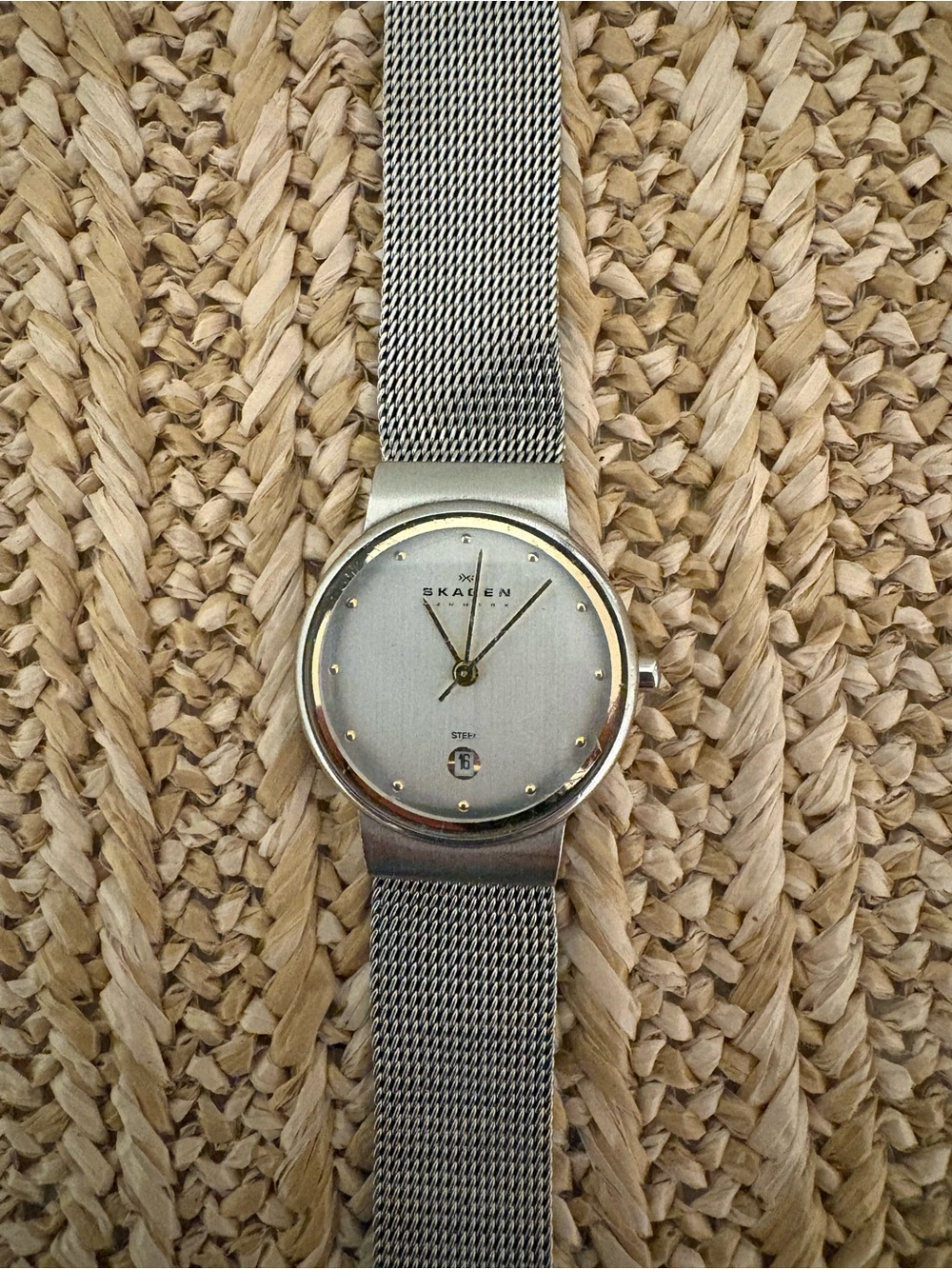Skagen 355SGSC Women's Silver Gold Mesh Date Watch Slim Dress Minimalist Denmark